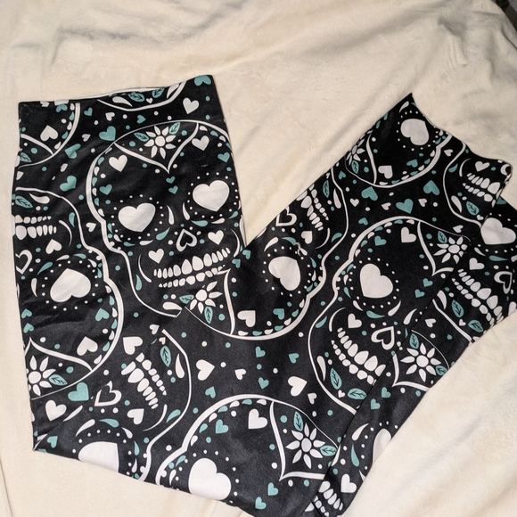 No Boundaries Sugar Skull Capri Tights - Picture 1 of 3